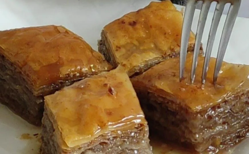 Baklava s lješnjacima i tamnom čokoladom