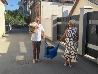 HIT SCENA ISPRED DOMA ZORICE I KEMIŠA! Poznati pjevač došao sa suprugom, a poklon donijeli u RASHLADNOJ TORBI!