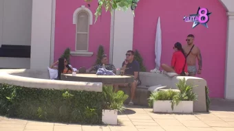 Matora zgr*žena ponašanjem Anđele i Aneli, ne može da sakrije koliko ih ne podnosi