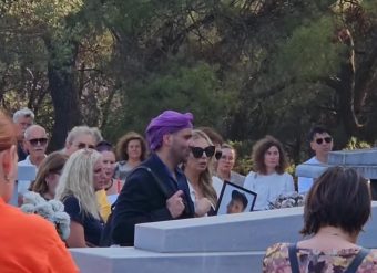 SAHRANJEN IVICA KARABATIĆ! Ava SKRHANA BOLOM sve vrijeme drži OČEVU SLIKU, u pozadini se čuje Oliverova BALADA! (FOTO+VIDEO)