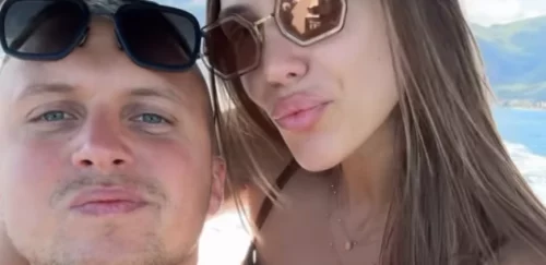 KARIĆ SA DEVOJKOM UŽIVA NA JAHTI!