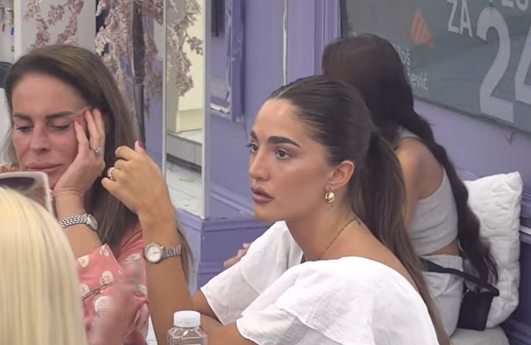 ANĐELA SLALA PRI*ATNE S*IMKE OŽENJENOM CRNOGORSKOM BIZNISMENU