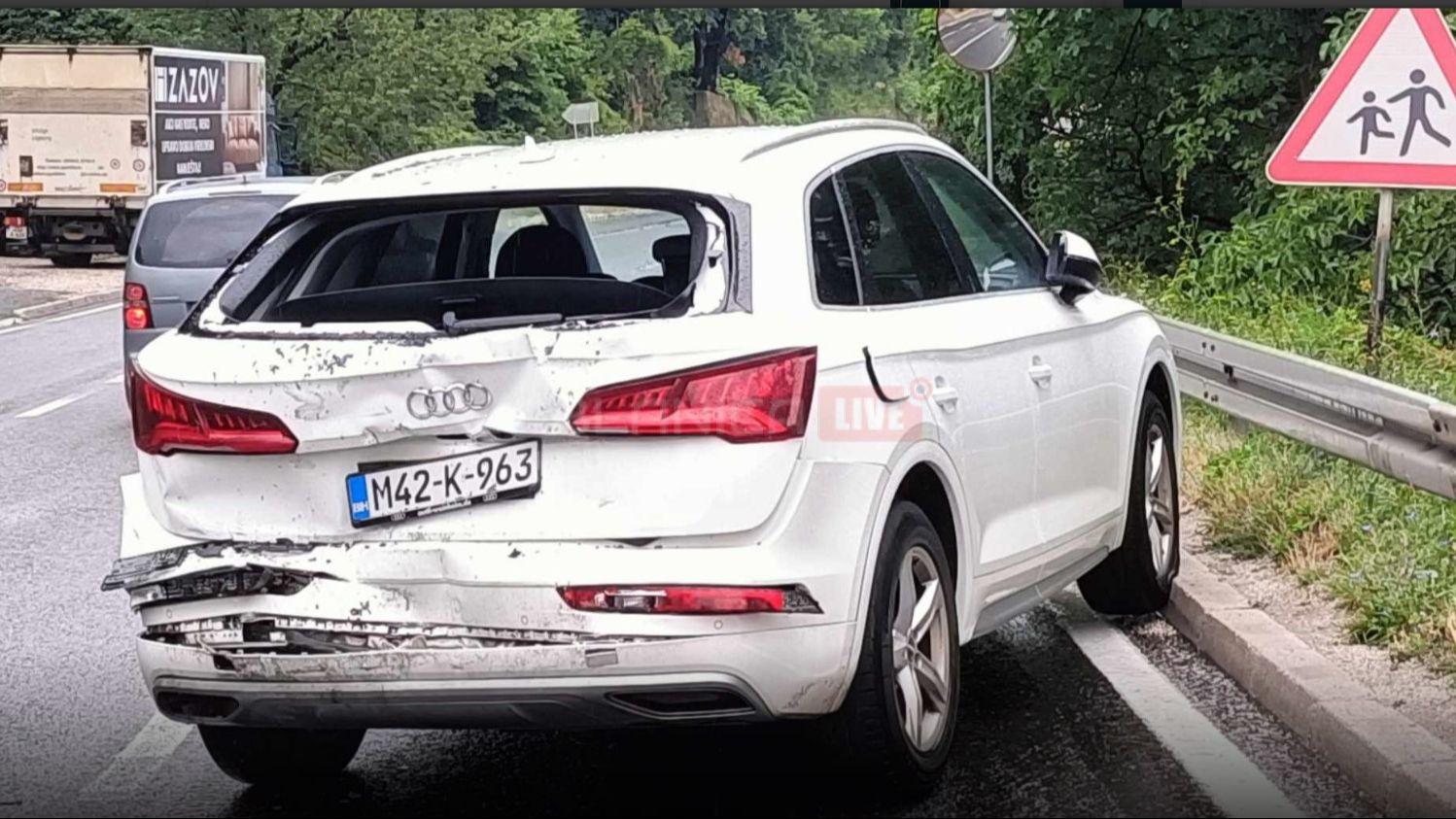 Dok je otac gasio požar na drugom vozilu