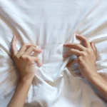 Dok se mnogi muškarci hvale "vještinama u spavaćoj sobi", istina je da je ženski orgazam za njih često poput mitološkog bića - svi su čuli za njega, ali ga rijetki zaista poznaju. Prema istraživanju, prosječna žena doživi orgazam između 15 i 40 minuta nakon početka intimnog odnosa. Približavajući se razočaravajućem dijelu, muškarci brže završe s orgazmom i obično žene ne dođu do vrhunca. S tim u vezi, važno je da znate pet tajni ženskog orgazma. Prestanite biti opsjednuti orgazmima Zvuči čudno, ali prema jednoj studiji, najvažniji sastojak u izazivanju orgazma kod žene je opuštanje. Stoga, recite joj da ima cijelu noć. Što više pokazujete svoju zahvalnost za njeno seksualno zadovoljstvo, bilo izraženo orgazmom ili ne, lakše će joj biti osloboditi se. Uzbudite je Seks počinje mnogo prije nego što se odjeća skine. Dobar izgled može uzbuđivati ​​žene, ali čista kuća i dobar humor mogu biti snažni afrodizijaci. Dakle, nasmijte je, očistite kuću, pustite romantičnu muziku i upalite svijeće. Govorite tokom seksa Nemojte misliti o svojim genitalijama samo kao o čarobnom štapiću kada vaše riječi mogu dodatno uzbuditi vašu partnericu. Žene su općenito svjesne kako izgledaju bez odjeće. Ako stvarno želite poboljšati svoju igru, recite joj da vam se sviđa šta vidite. Počnite polako Nježno je dirajte tokom predigre. Pronađite područja tijela koja su najosjetljivija. Polako se približavajte tim dijelovima tijela i pratite reakciju vaše partnerice. Polako pojačavajte stimulaciju jer na taj način ćete postići bolje rezultate. Naučite umjetnost oralnog seksa Oralni seks je odličan način da žena postigne orgazam. Međutim, započnite ga tako što ćete najprije poljubiti unutarnju stranu bedara i onda polako nastaviti prema klitorisu. Pratite pokrete njenih bokova kako biste odredili željeni ritam. Kada isprobavate različite metode, obratite pažnju na njene uzdahe i stenjanje.