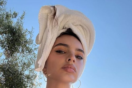 Pozirala gola uz bazen