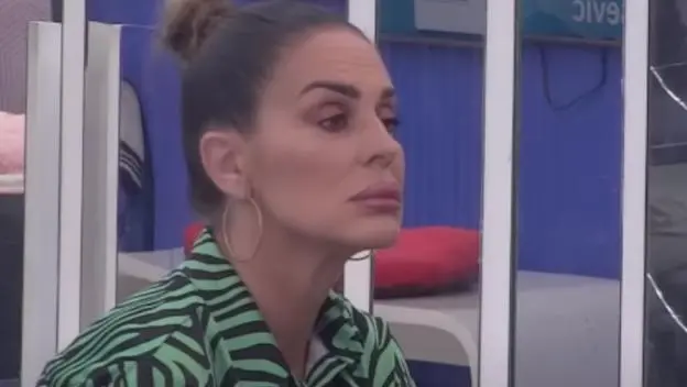 Može sin da joj bude!