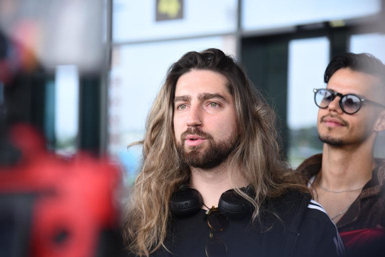 PJEVAČ RADIO U PO*NO INDUSTRIJI