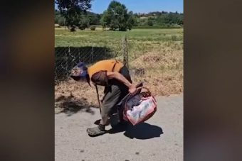 Snimak rasplakao naš region: Baka (78) se hrabro bori da prehrani bolesnog sina (VIDEO)