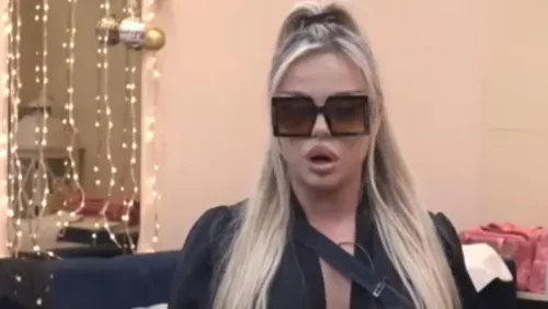 Zamijenio je kraljicu za dvorsku ludu!