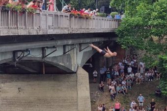 Tradicionalnim skokovima sa Gradskog mosta u Banjaluci otvoreno “Ljeto na Vrbasu”