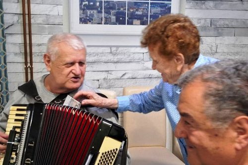 Slijepi muzičar iz BiH Nezavisne.com