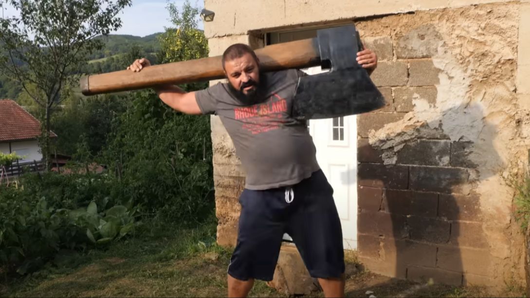 Adnan Zolota podigao najveću kovanu sjekiru na svijetu