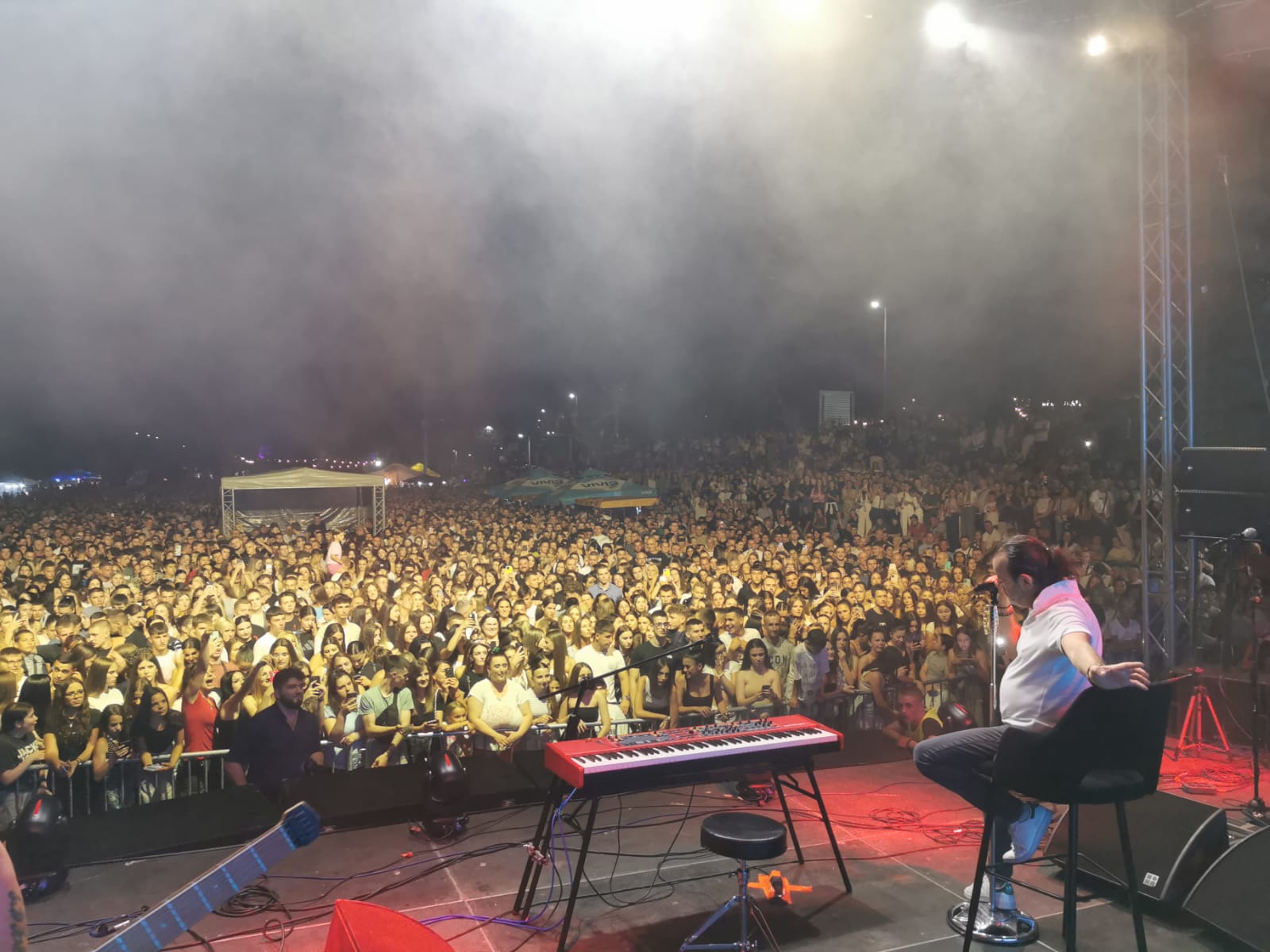 PREKO 25.000 LJUDI U ZVORNIKU PJEVA SA LUKASOM!