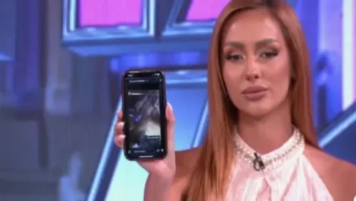 Voditeljka drži dokaz u rukama Izvor: Youtube printscreen/ Zadruga