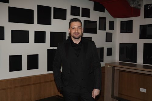 PJEVAČ U WC-U ZATEKAO Photo: Antonio Ahel/ATAImages