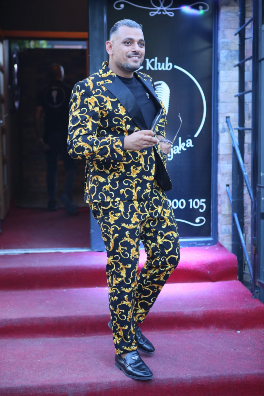 STIGLA TORTA NA ČETIRI SPRATA I TO KAKVA!