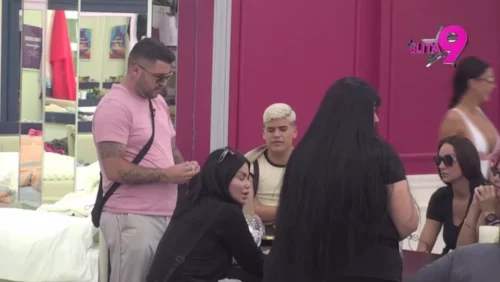 OSMERO TAKMIČARA IZBAČENO IZ BIJELE KUĆE!