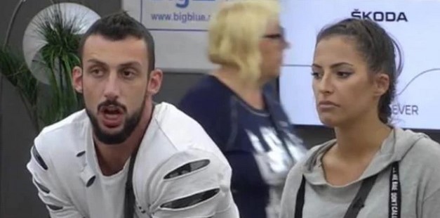 ĐEKSONOVA BIVŠA SE OGLASILA IZ PORODILIŠTA!