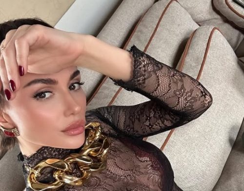 EMINA JAHOVIĆ POSTALA CRVENOKOSA!