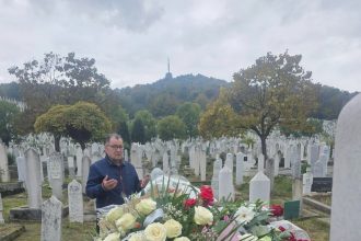 Nazif Gljiva emotivan na mezaru Halida Bešlića!