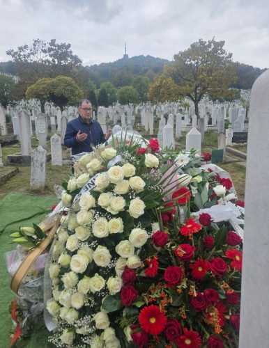 Nazif Gljiva emotivan na mezaru Halida Bešlića!