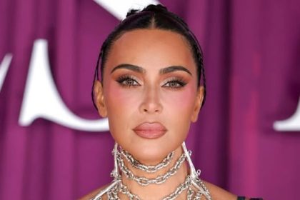 KIM KARDAŠIJAN U KOŽI I LANCIMA!