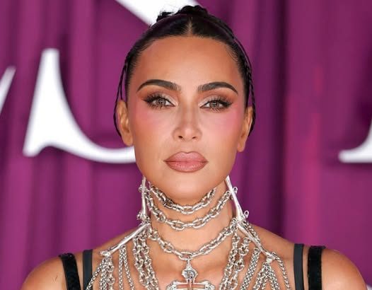 KIM KARDAŠIJAN U KOŽI I LANCIMA!