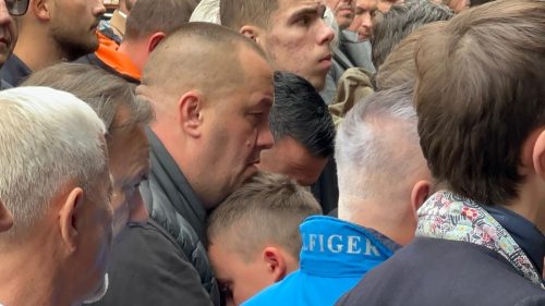 Halidov unuk neutješan u zagrljaju oca!