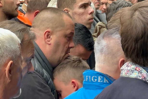 Halidov unuk neutješan u zagrljaju oca!