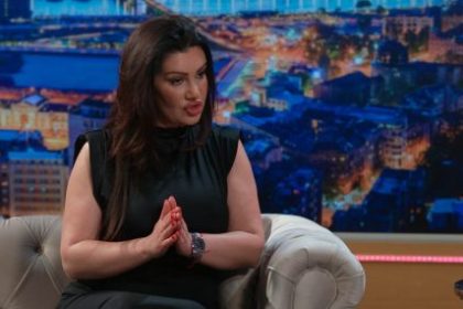 PJEVAČICA NA NASTUPU BACILA NOVAC NA POD, PA GAZILA PO NJEMU!