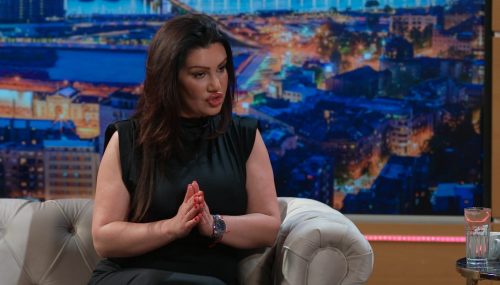 PJEVAČICA NA NASTUPU BACILA NOVAC NA POD, PA GAZILA PO NJEMU!