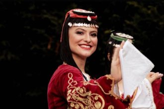 Folklor je živa nit koja povezuje prošlost i sadašnjost!