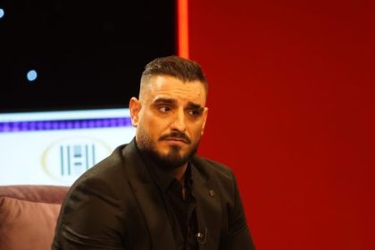 OGROMAN REZ NA GLAVI I KOPČE!