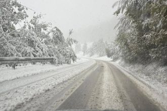 Zbog obilnih snježnih padavina u potpunosti obustavljen saobraćaj na dionici Foča - Trnovo!