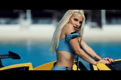 SVI GLEDAJU U NJENE OBL*NE!