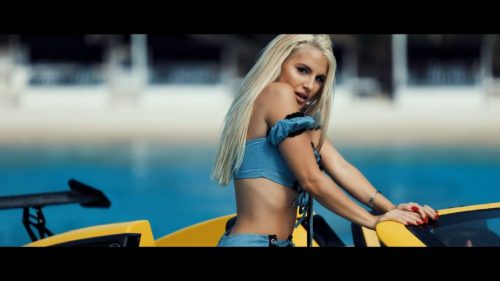 SVI GLEDAJU U NJENE OBL*NE!