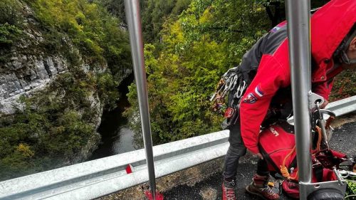 Automobil sletio u kanjon Rzava FOTO: Spasilačka služba "Volf