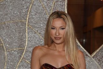 VRELA FOTKA RADE MANOJLOVIĆ IZ HOTELSKE SOBE ZAPALILA MREŽE!