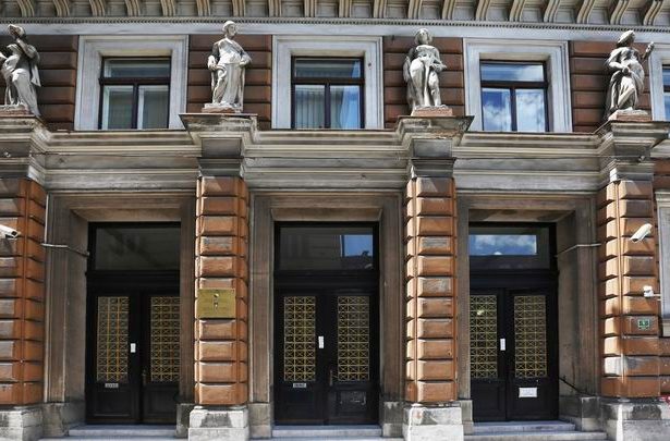 Policajac osumnjičen za odnos s maloljetnicom na slobodi!