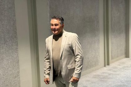 HALID MUSLIMOVIĆ ODRŽAVA KONCERT