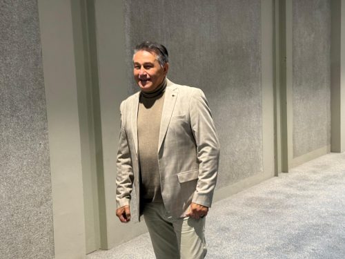 HALID MUSLIMOVIĆ ODRŽAVA KONCERT