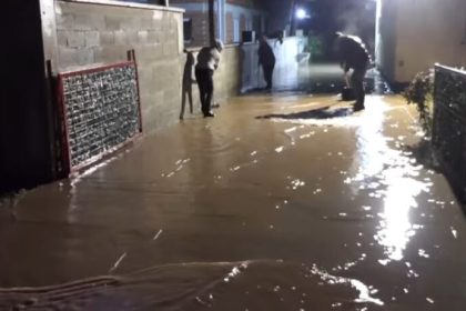 U Bugojnu poplavljene kuće, na magistralnoj cesti obustavljen saobraćaj!