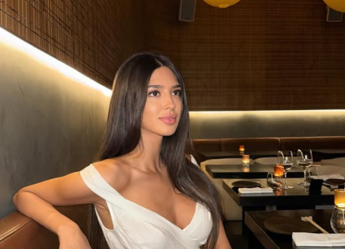 ĐINA DŽINOVIĆ BUJNIM DEKOLTEOM Foto: Printscreen Instagram/djinadzinovic