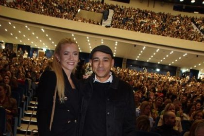 Pjevač Husa Alijević se pojavio u javnosti sa DVIJE DECENIJE MLAĐOM