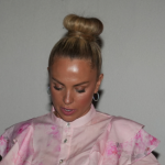 PJEVAČICI PRED SVIMA ISPAO VJEŠTAČKI ZUB!