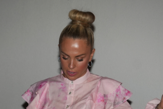 PJEVAČICI PRED SVIMA ISPAO VJEŠTAČKI ZUB!