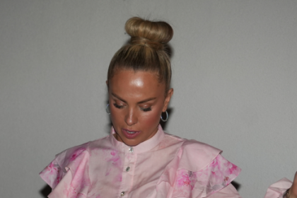 PJEVAČICI PRED SVIMA ISPAO VJEŠTAČKI ZUB!