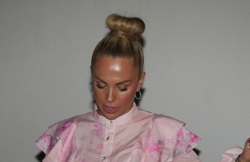 PJEVAČICI PRED SVIMA ISPAO VJEŠTAČKI ZUB!