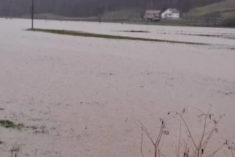 Alarmantno! Rijeka Una prešla kotu redovne odbrane od poplava!