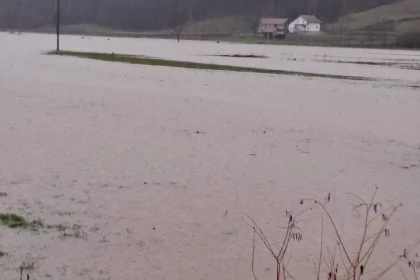 Alarmantno! Rijeka Una prešla kotu redovne odbrane od poplava!